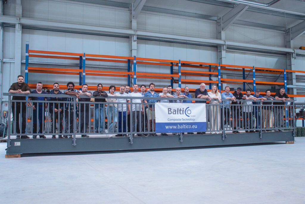 Das Team der BaltiCo GmbH in einer Produktionshalle